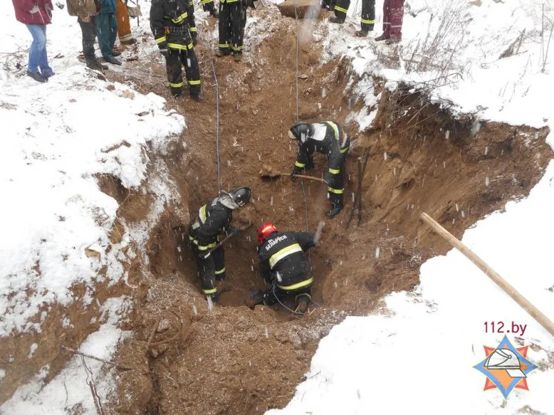 В Жлобинском районе погиб искатель металлолома, его засыпало землей